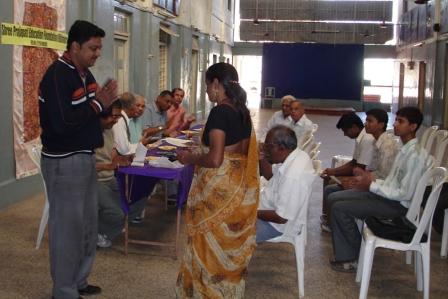 Manish presenting cheque